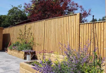 Solid featherboard fencing